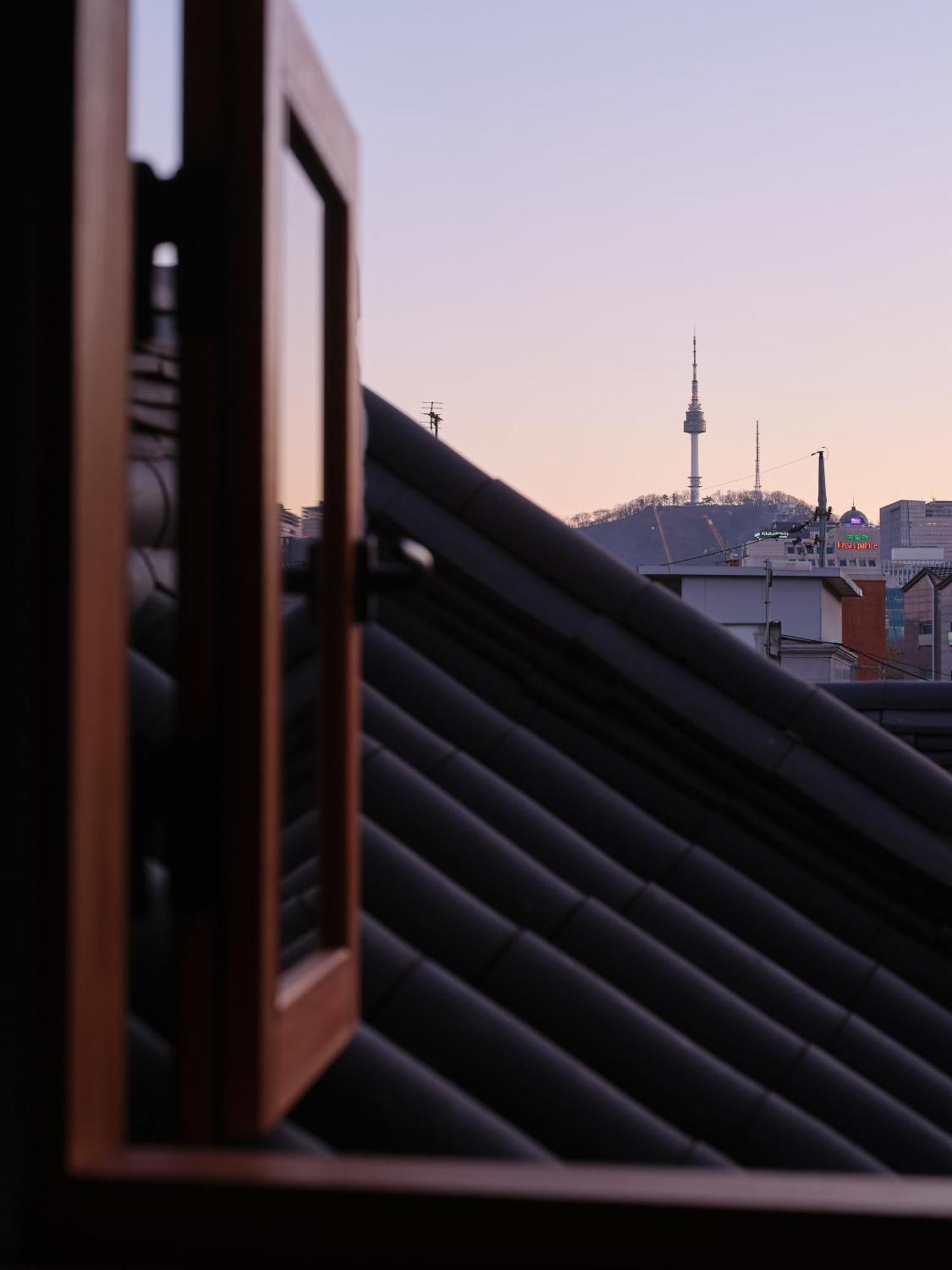 The Korean Traditional Hanok In Downtown Seoul For Convenient Public Transportation - Seoul Ari Luaran gambar